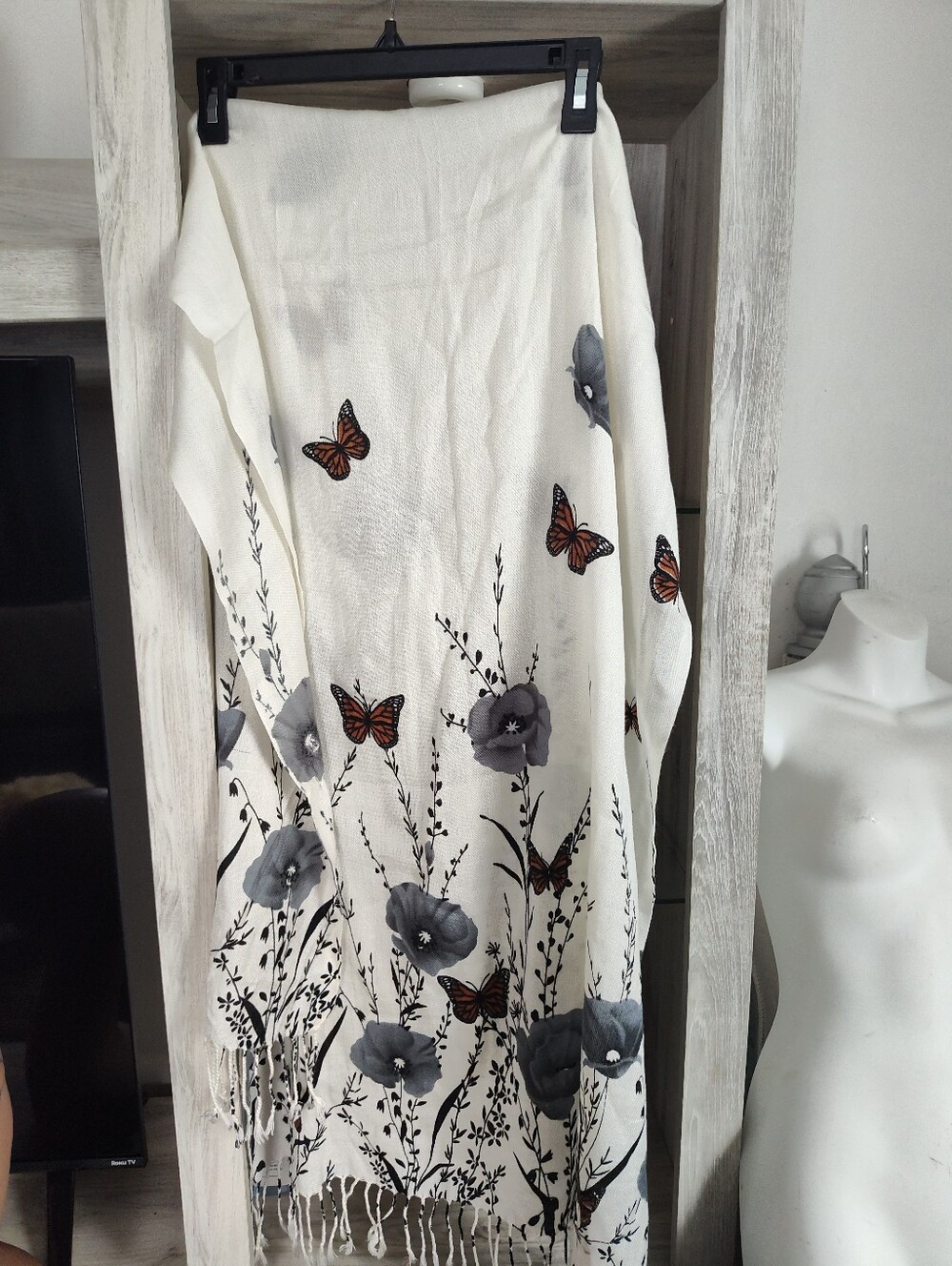 Pashmina/ Scarf Butterfly Pattern Excellent Condition - Picture 3 of 4